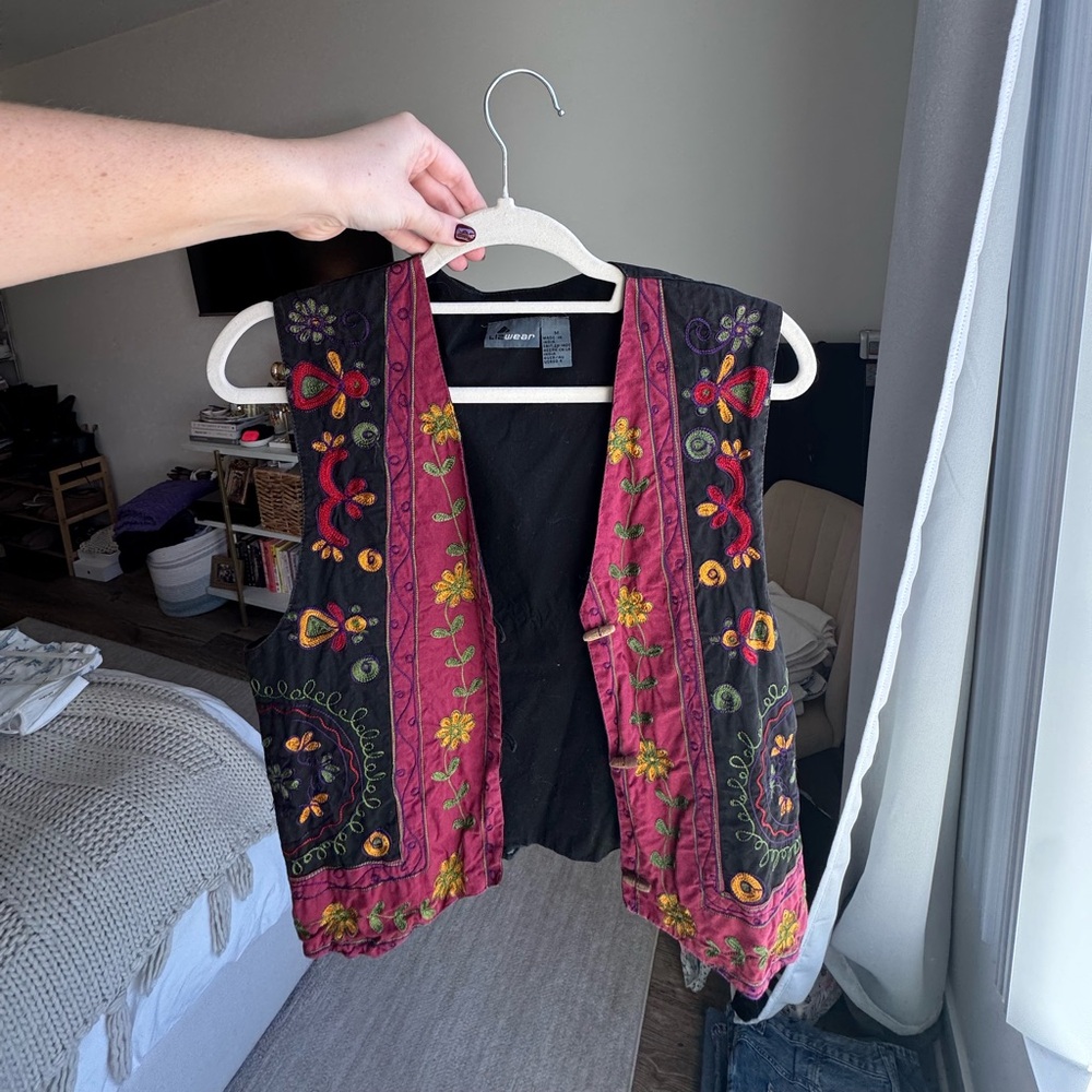 Colorful Embroidered Vest - Picture 3 of 4